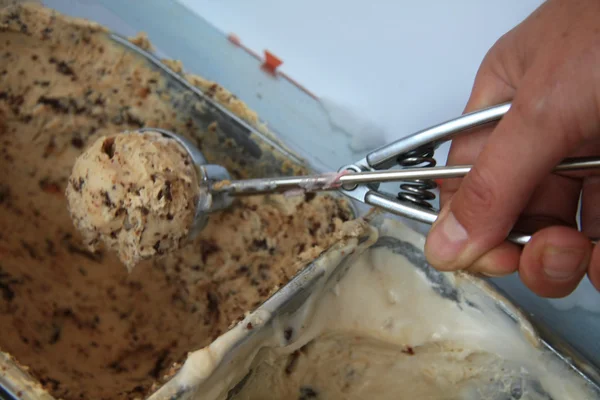 Scavare il gelato — Foto Stock