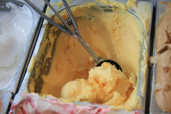 Vanilla Ice scooping — Stok fotoğraf