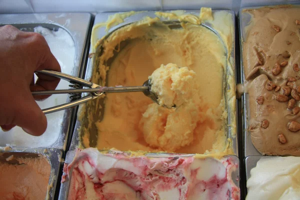 Scooping ice cream — Stock Photo, Image