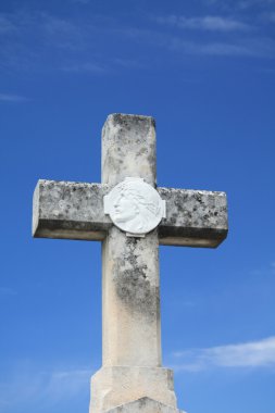 mezar taşındaki çapraz süsleme