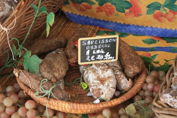 Enchidos em um mercado na Provença — Fotografia de Stock
