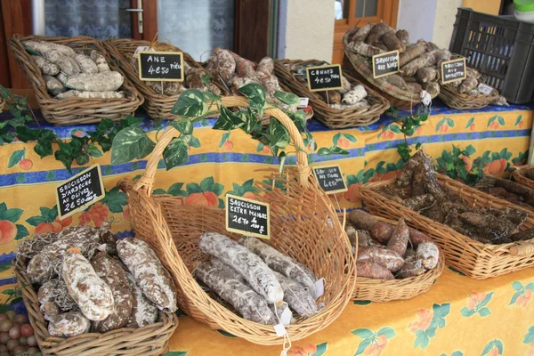 市场上的普罗旺斯香肠 — 图库照片