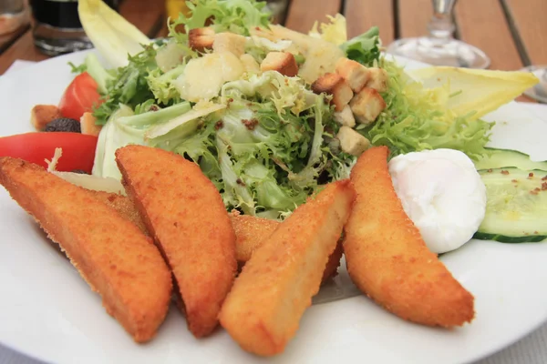 Salada com frango frito, queijo de cabra e tomate — Fotografia de Stock