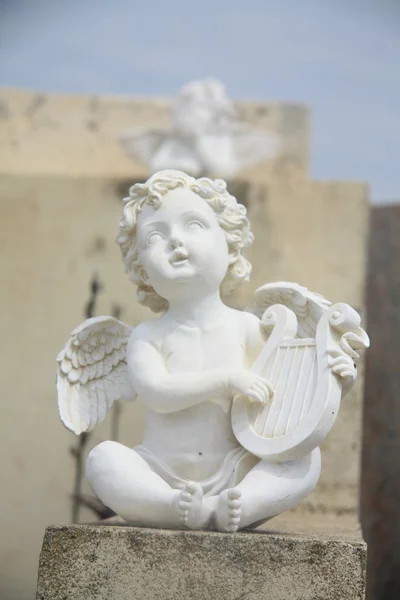 Adorno de la tumba del ángel de la guarda en Francia — Foto de Stock