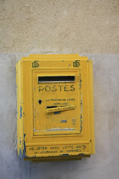 Oude gele Franse postbox — Stockfoto