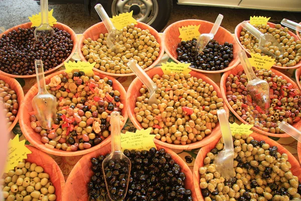 Des olives sur un marché en Provence — Photo