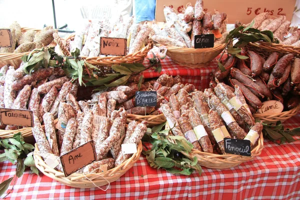 Сосиски на рынке в Провансе — стоковое фото