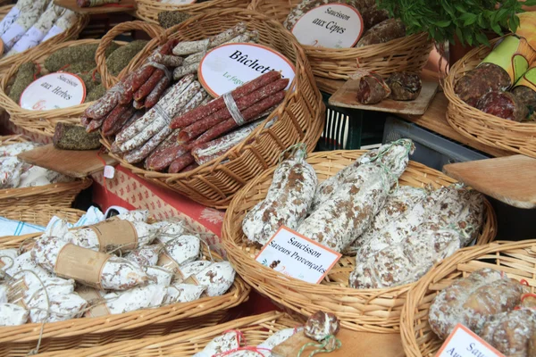 Ковбаски на ринку в Провансі — стокове фото