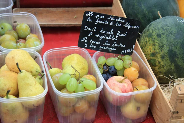 Różne rodzaje owoców na rynku francuskim — Zdjęcie stockowe