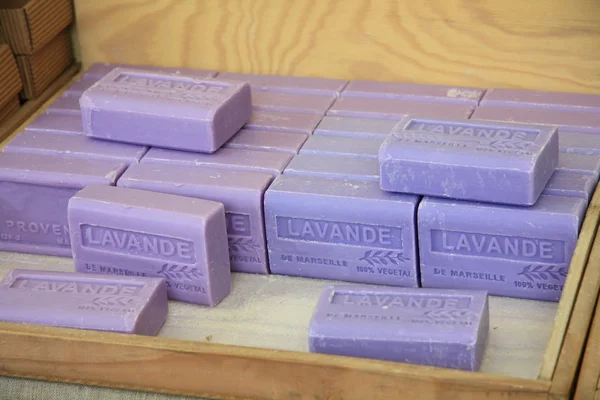 Lavendel tvål på en fransk marknad — Stockfoto