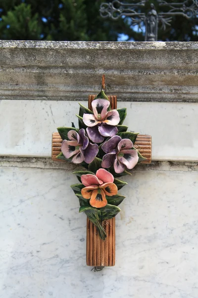 Adorno de cruz con flores de cerámica en Francia — Foto de Stock