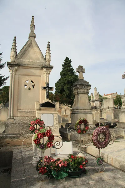 Старим кладовищем в Провансі, Франція — стокове фото