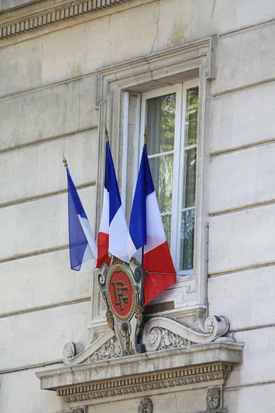 Bandeiras francesas na fachada de um edifício público em Avignon, Fran — Fotografia de Stock