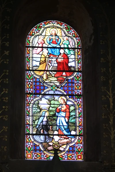 Витражи во французской церкви — стоковое фото
