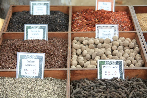 Verschillende soorten peper en andere specerijen — Stockfoto