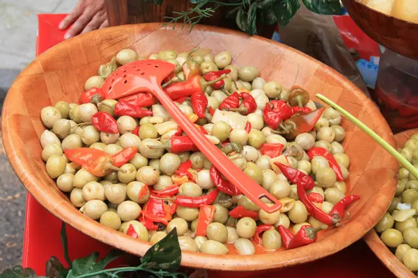 Оливки и перец на французском рынке — стоковое фото