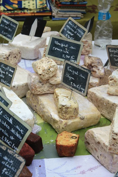 市場に出回っているチーズ — ストック写真