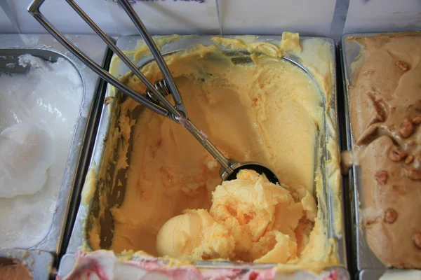 Scooping vanilla ice — Stock Photo, Image