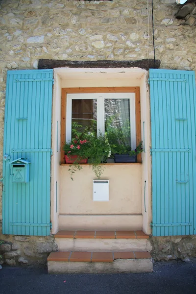 Вікно в Провансі, Франція — стокове фото