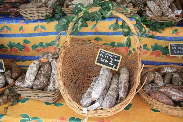 Korv på en marknad i provence — Stockfoto