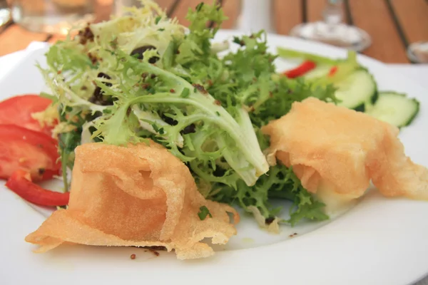 Salade au fromage de chèvre frit et tomate — Photo