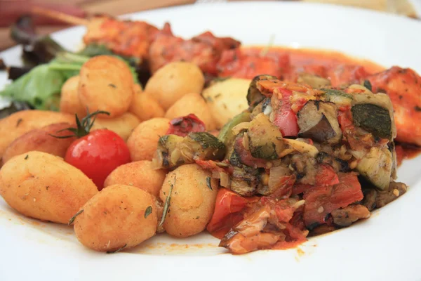 Repas provençal avec pommes de terre et viande — Photo