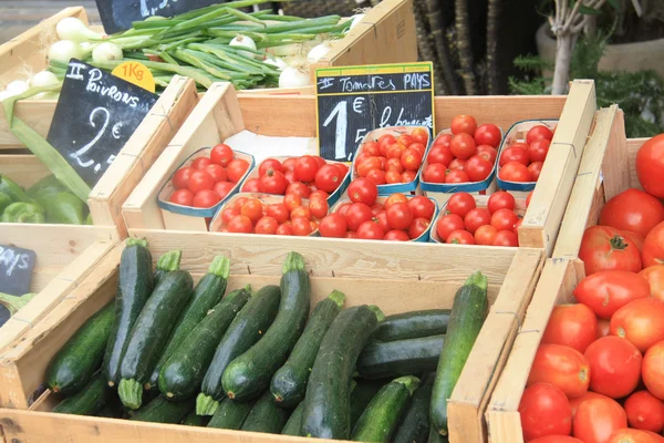 Produtos hortícolas num mercado francês — Fotografia de Stock