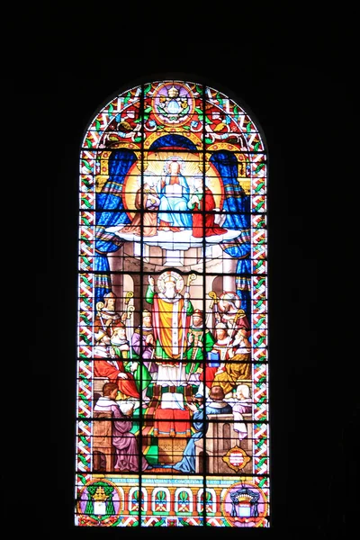 Gebrandschilderd glas in een Franse kerk — Stockfoto