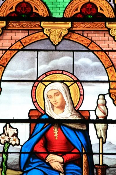 Gebrandschilderd glas in een Franse kerk — Stockfoto