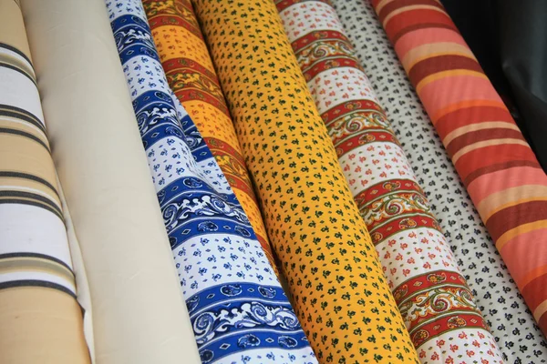 Rolos de têxteis provençal em uma banca de mercado — Fotografia de Stock