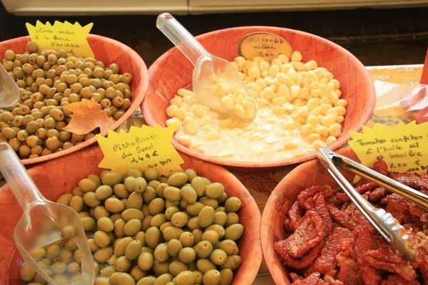 Olive su un mercato in Provenza — Foto Stock