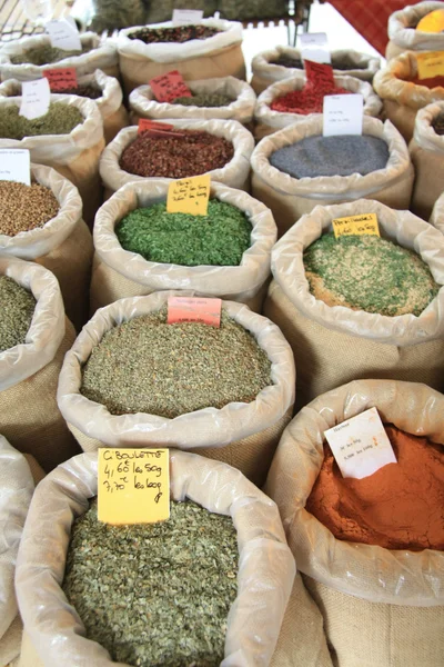 Sacos com especiarias em um mercado francês — Fotografia de Stock