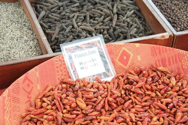 Diferentes tipos de pimenta e outras especiarias — Fotografia de Stock