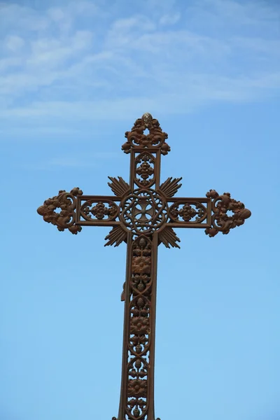 Cross ornament on a grave — Stock Photo, Image