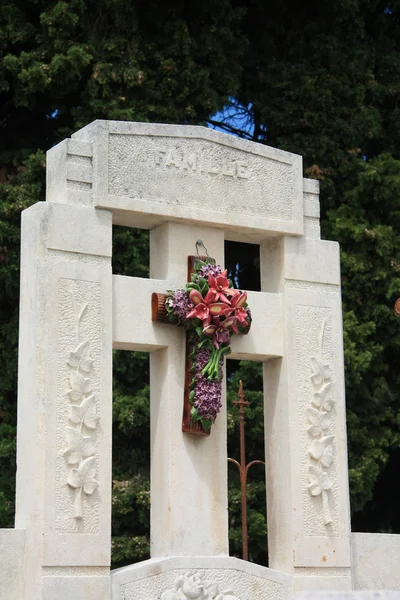 フランスのセラミック花と墓石 — ストック写真