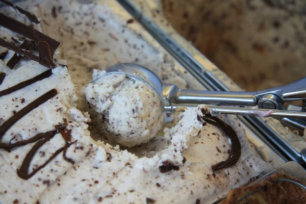 Scavare il gelato — Foto Stock