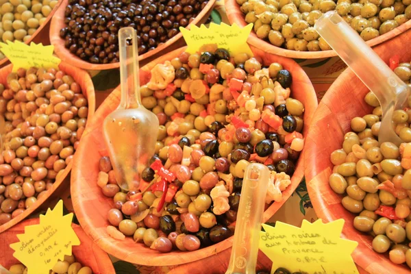 Оливки на рынке в Провансе — стоковое фото