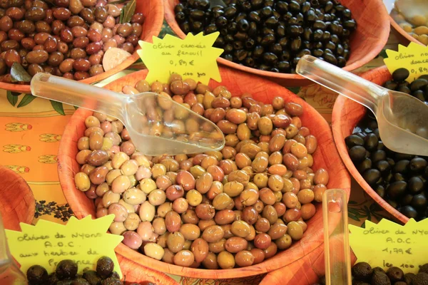Olivy na trhu v provence — Stock fotografie