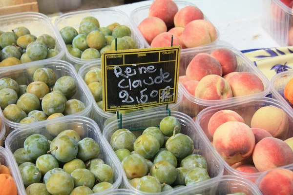 Ciruelas y melocotones en un mercado francés —  Fotos de Stock