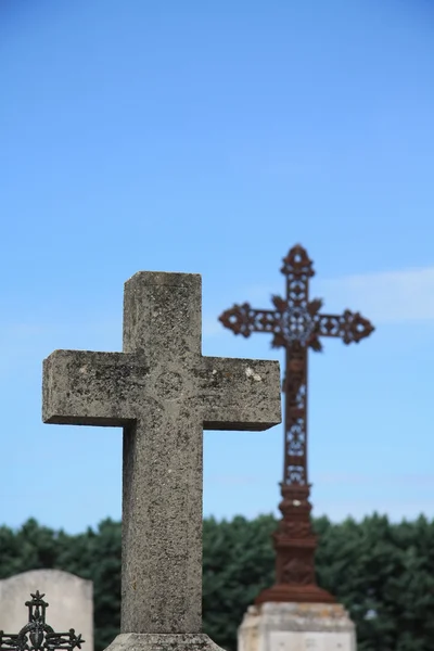 Крестовое украшение на могиле — стоковое фото