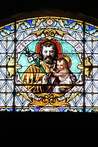 在法国教堂里的彩绘玻璃 — 图库照片
