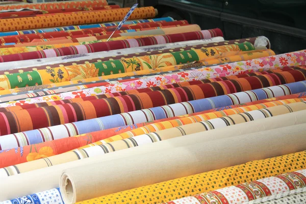 Smotky provensálské textilní na stánku v tržnici — Stock fotografie