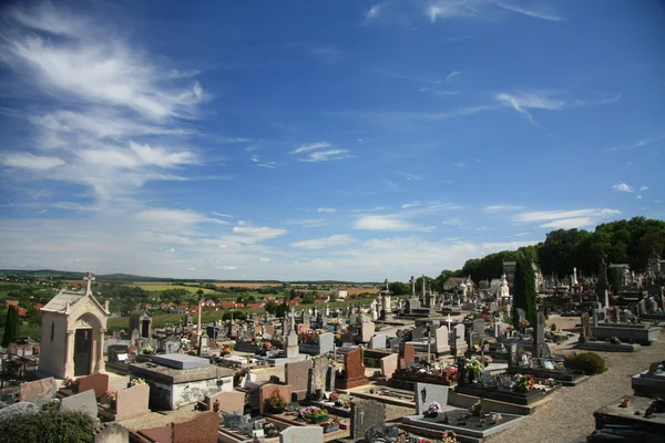 Friedhof in den Hügeln, langres france — Stockfoto
