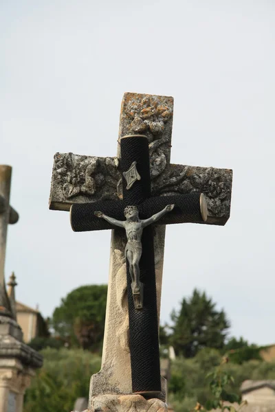 Ornamento de cruz em uma sepultura — Fotografia de Stock
