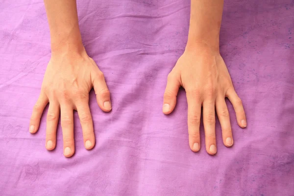 Τα χέρια της ένα θηλυκό μασέρ — Φωτογραφία Αρχείου