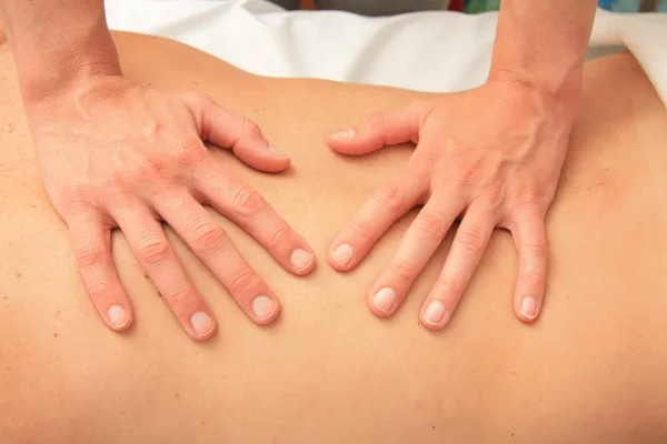 Massaggio della schiena maschile — Foto Stock