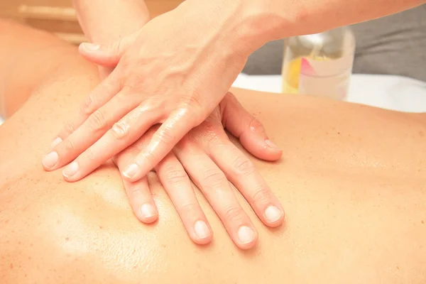 Massagem de costas masculinas — Fotografia de Stock