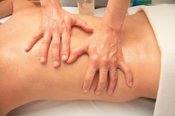 Massage des männlichen Rückens — Stockfoto