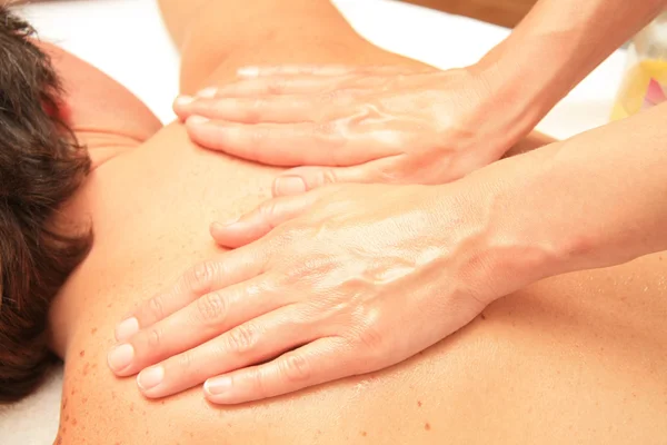 Massage av manliga rygg och axlar — Stockfoto