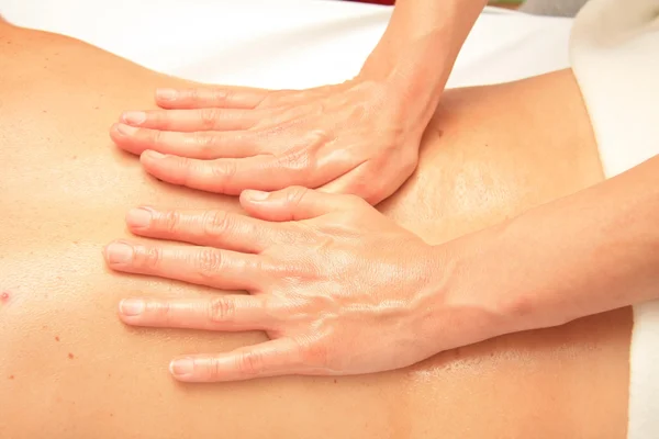 Massage des männlichen Rückens — Stockfoto